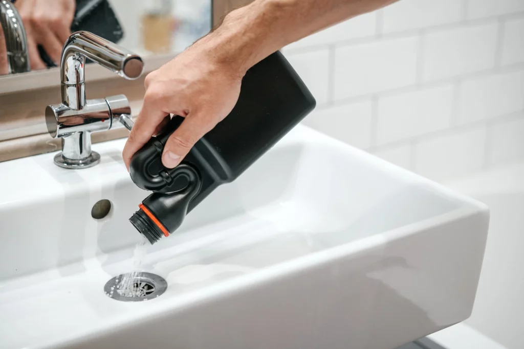 Risques et alternatives pour un débouchage efficace.